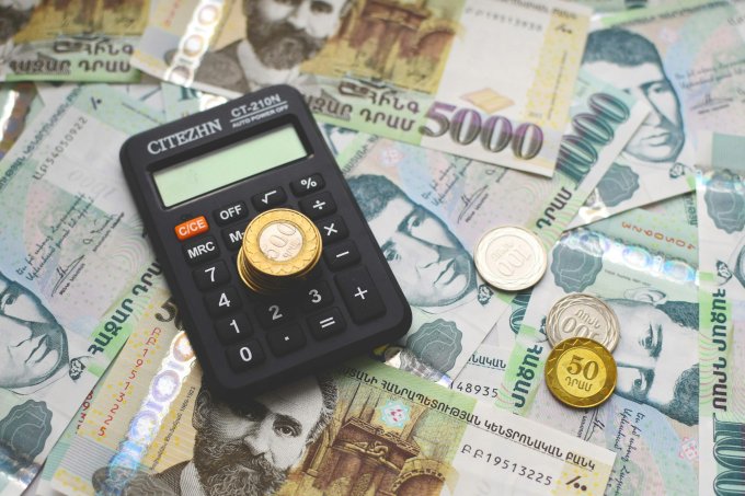 Jakie przepisy regulują sankcję kredytu darmowego?